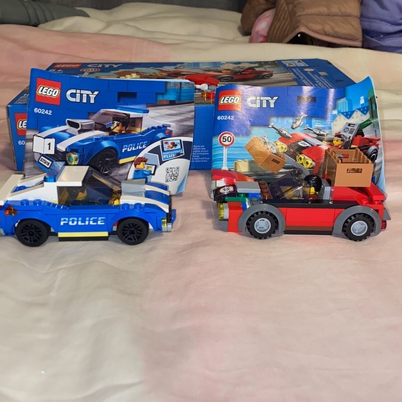 LEGO City Police Highway Arrest 60242 Police Toy Building Set 185 Pieces - Picture 2 of 5